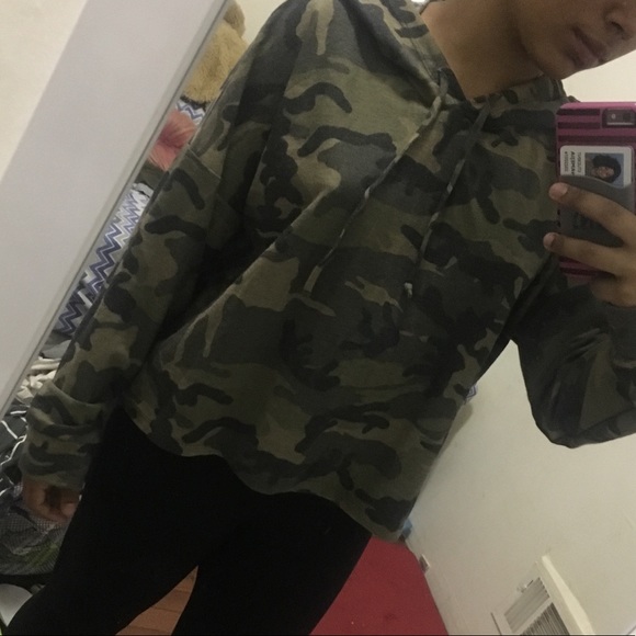 Cropped Camo Hooded Sweatshirt - Picture 3 of 3